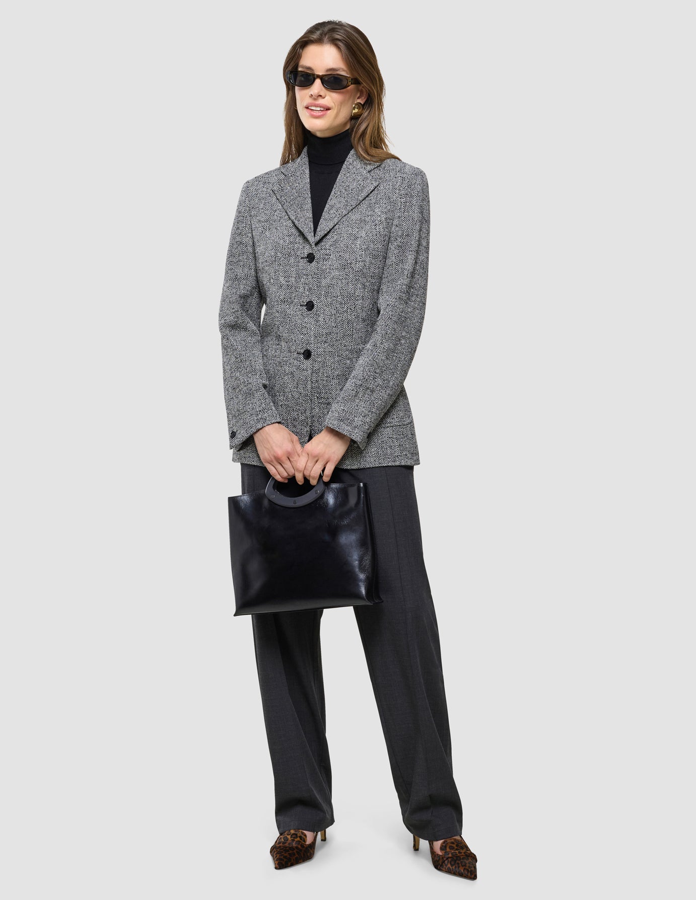 Ashryn Blazer i Domino Herringbone, helfigur med model i grå blazer, sort rullekrave og sorte bukser.